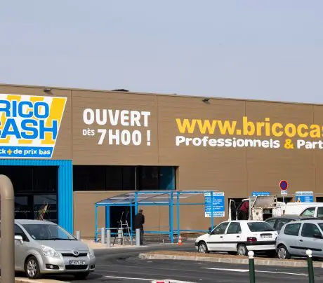 Façade d'un magasin Brico Cash avec l'enseigne bleue et jaune